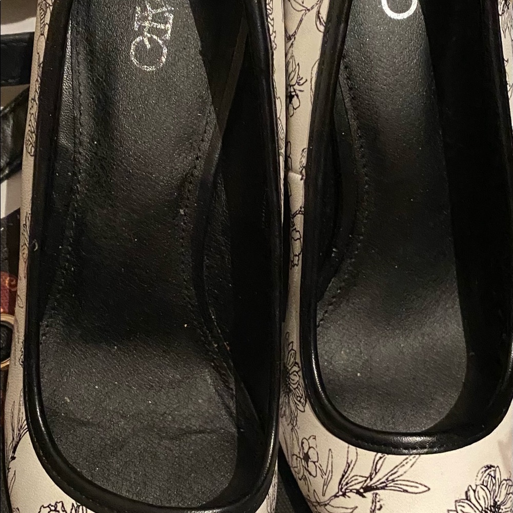 Cato size 7 floral heels